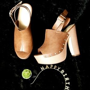 Shoe Dazzle Camel Heel - Size 7